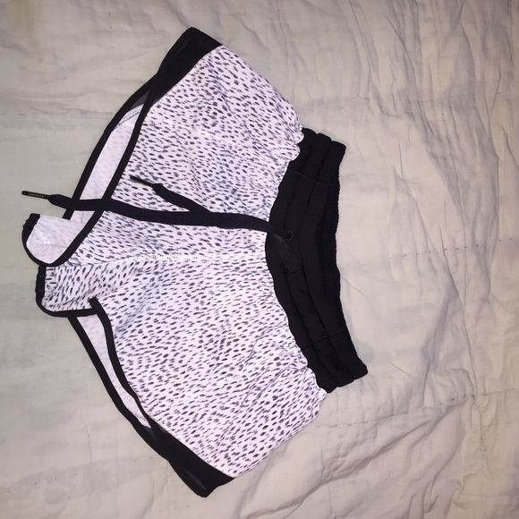 Lululemon "Hotty Hot Short" - Picture 2 of 4