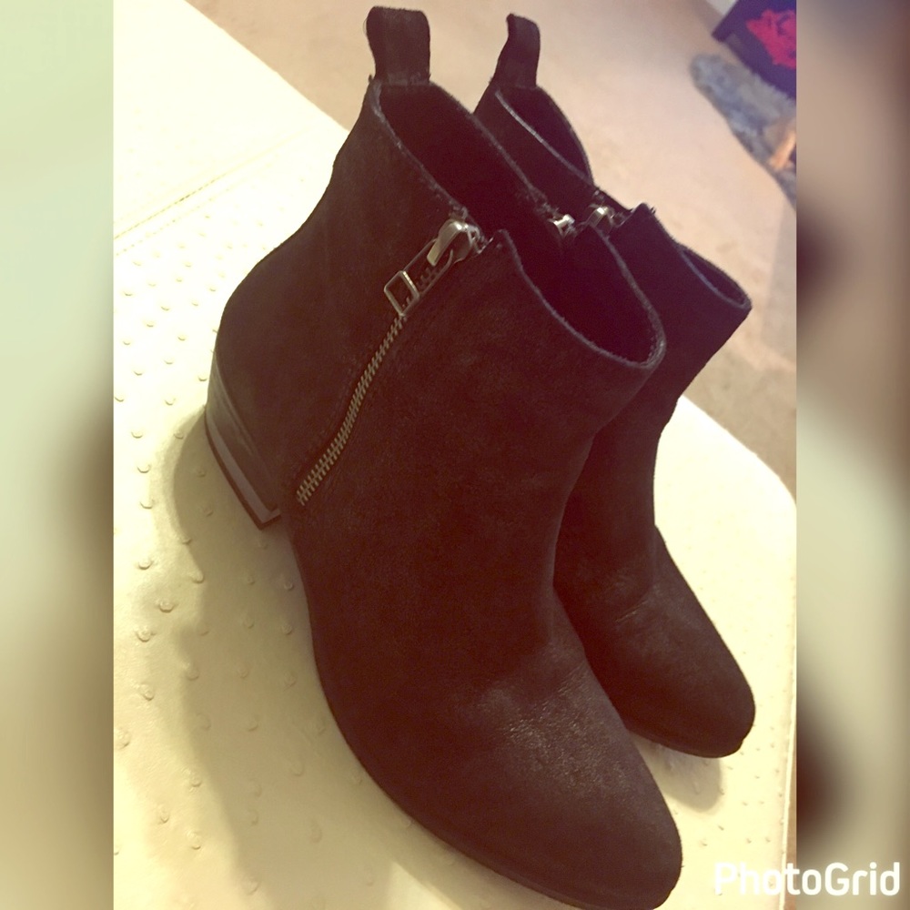 Adorable double zipper ankle booties 👑