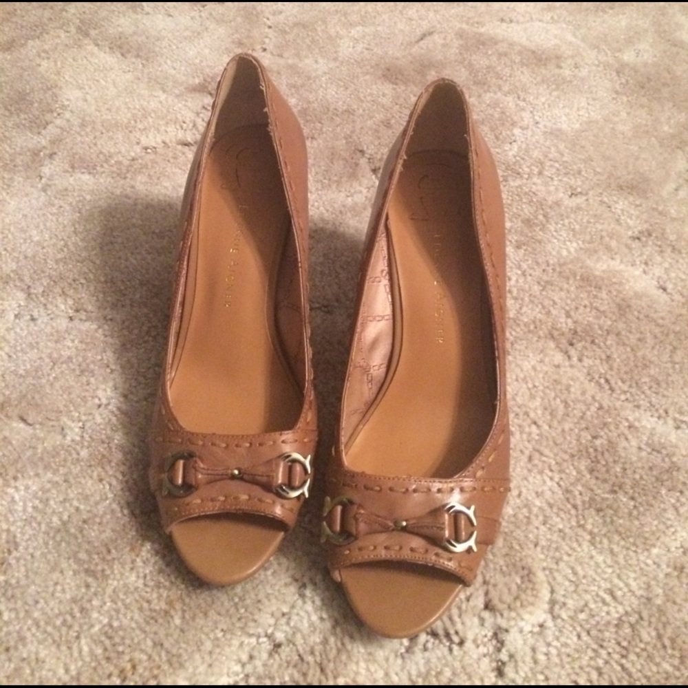 Entienne Aigner tan heels