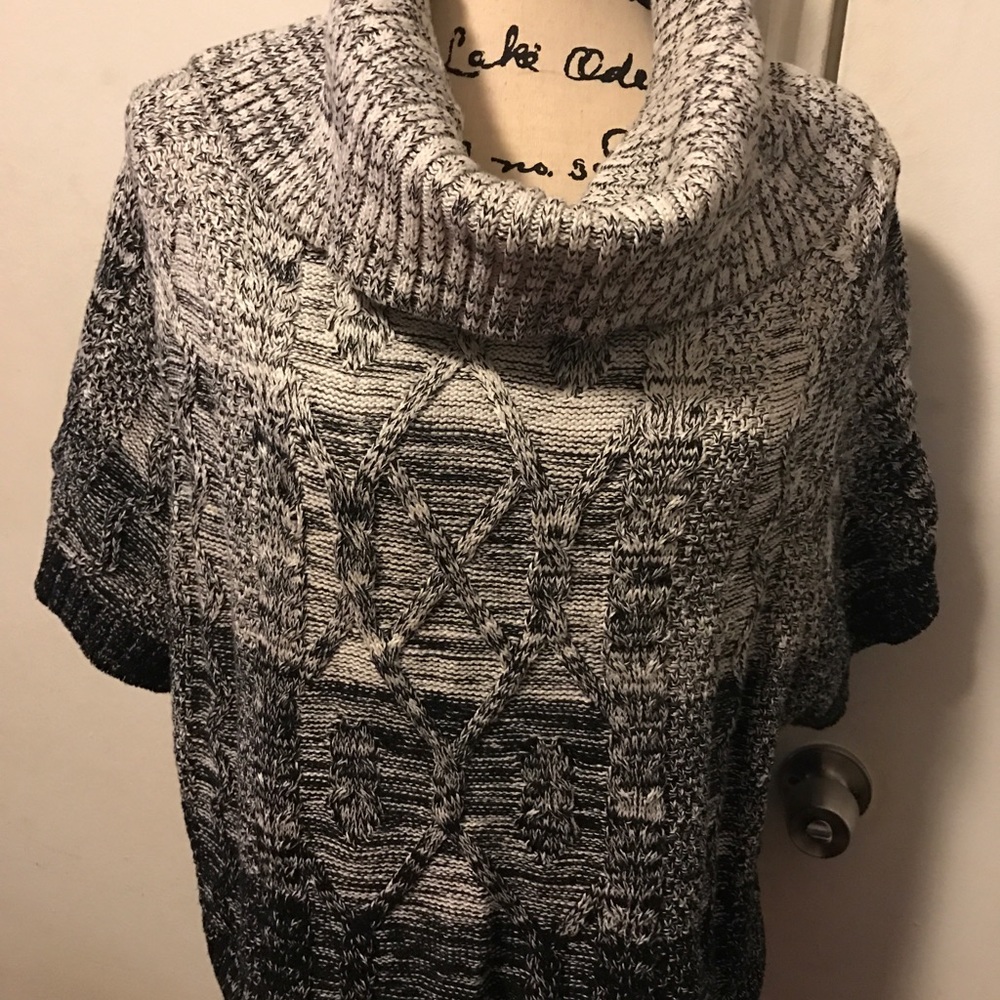Short sleeved sweater