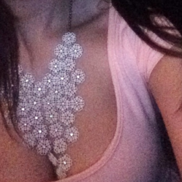 Flower bib statement necklace - Picture 3 of 3