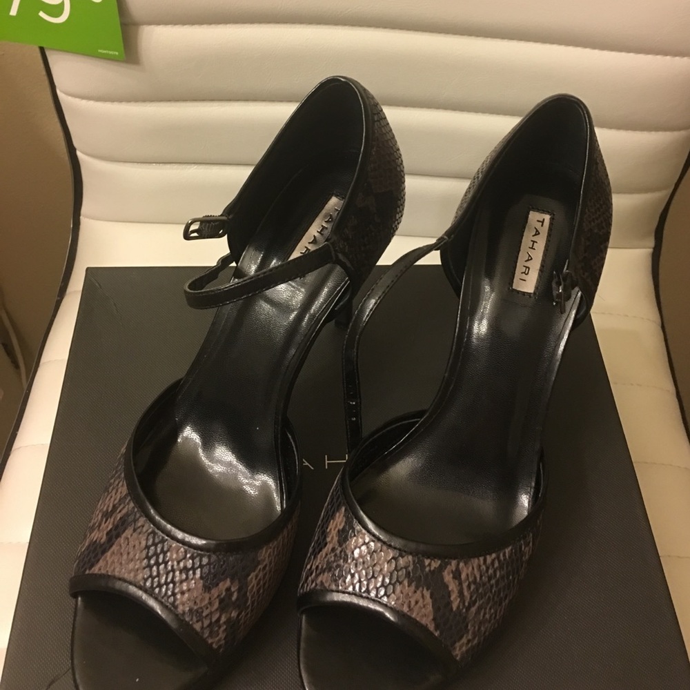 Tahari sandals