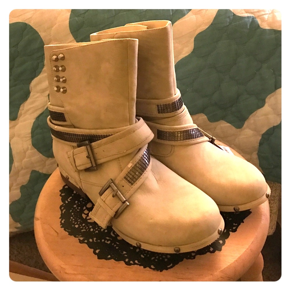 NWT cream suede boots