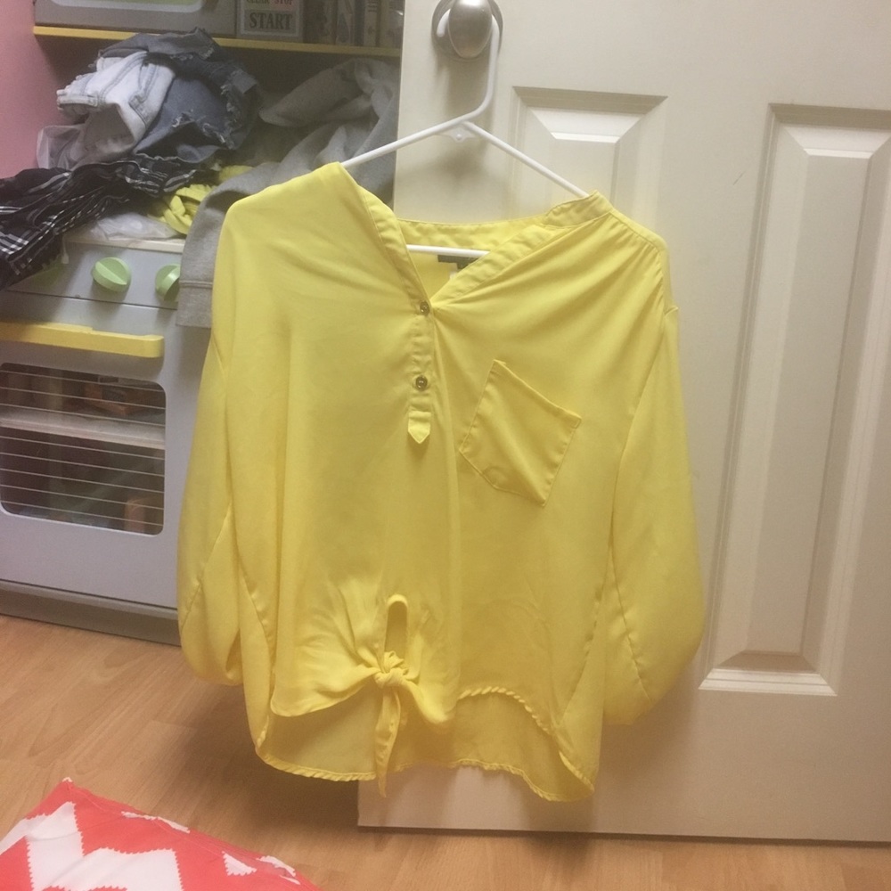 A yellow causal shit. You can wear to go eat.