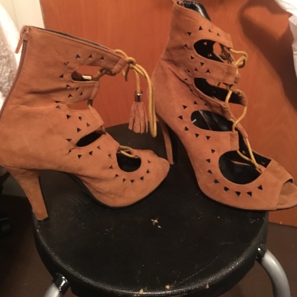 Beige heels - Picture 2 of 2