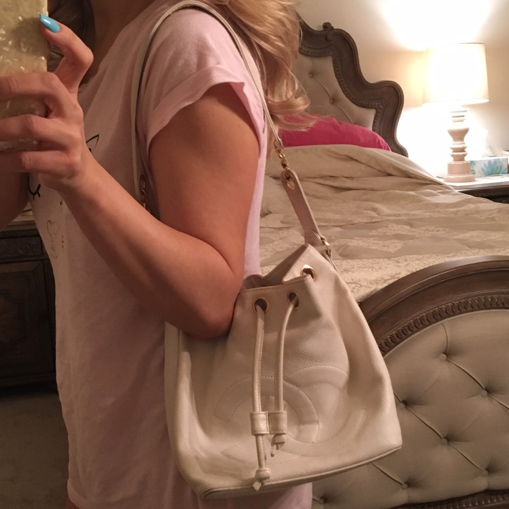 SOLD🙌🏽 Vintage Chanel Hobo Bag - Picture 2 of 4