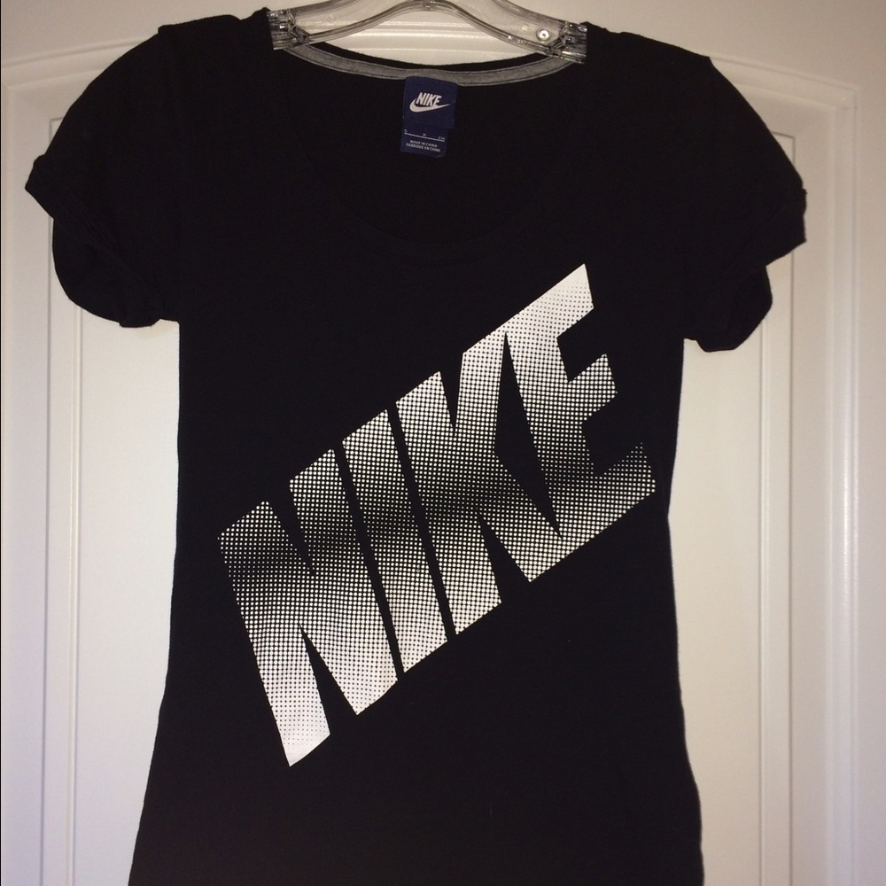 Nike t-shirt SMALL