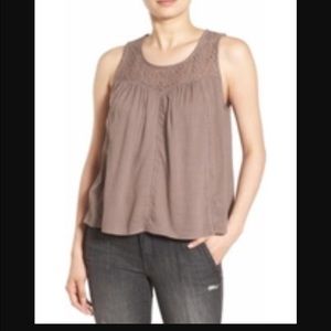 Hinge sleeveless top with lace and back key hole