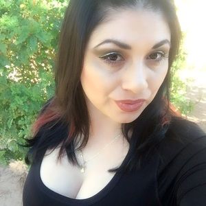 Meet your Posher, Larissa