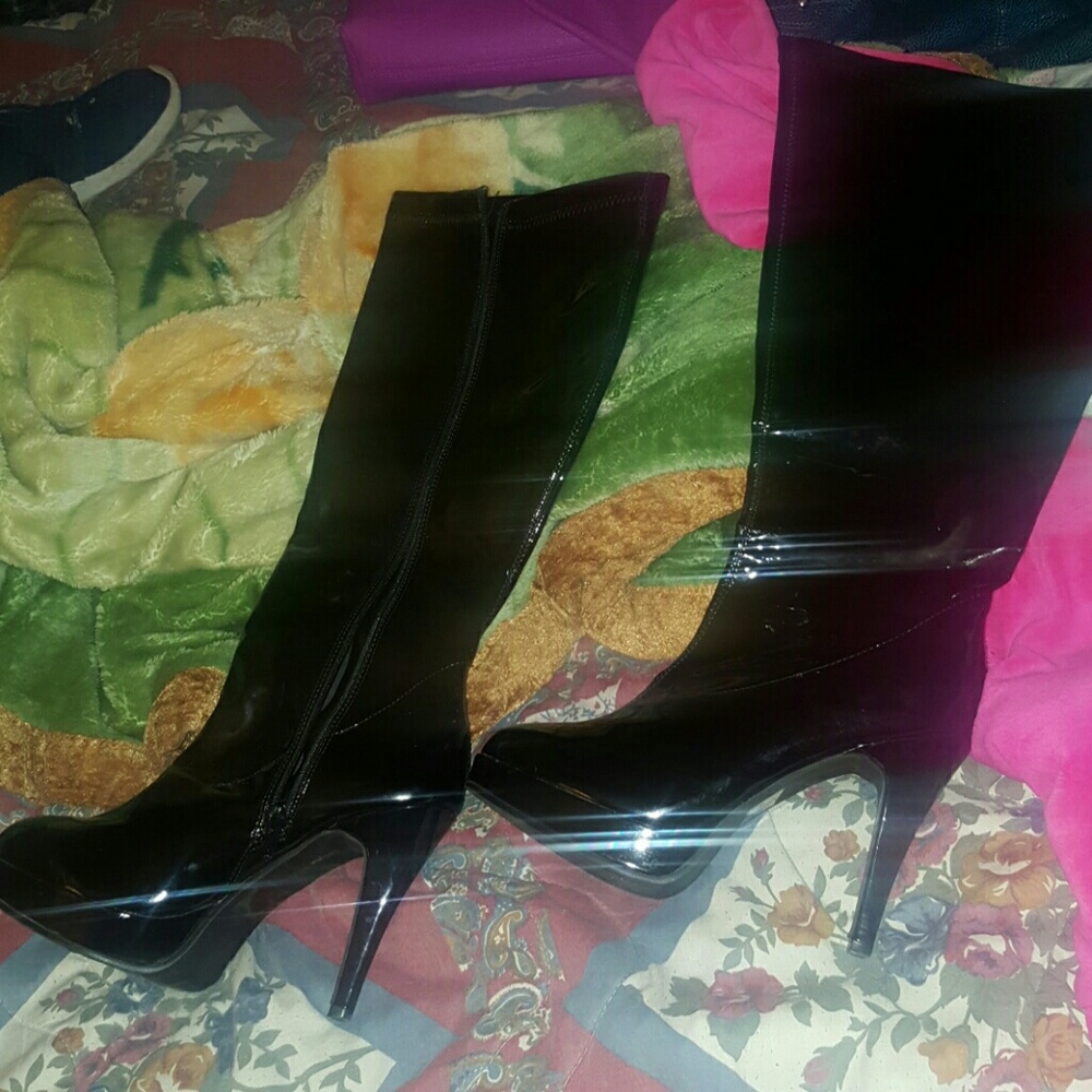 Knee high shiny leather boots size 9