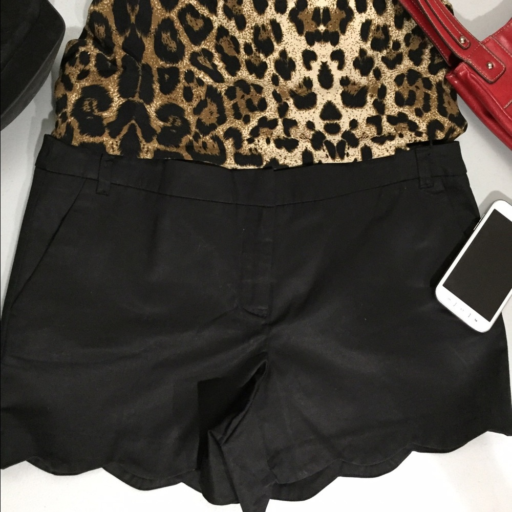 Cute NWOT black scalloped hem shorts