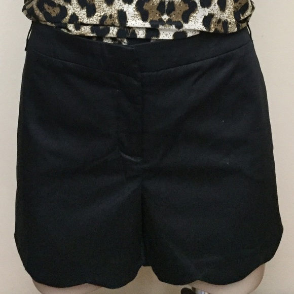Cute NWOT black scalloped hem shorts - Picture 3 of 4