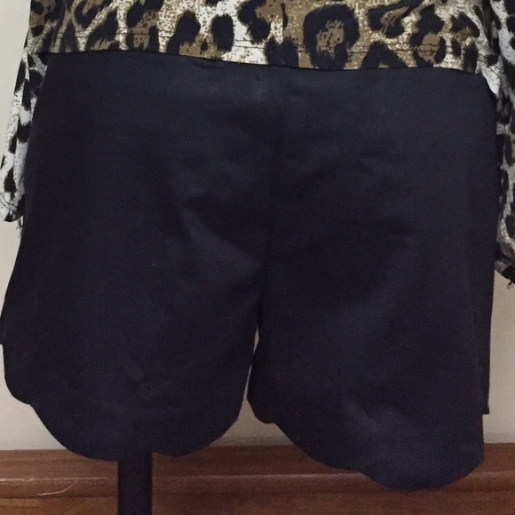 Cute NWOT black scalloped hem shorts - Picture 4 of 4