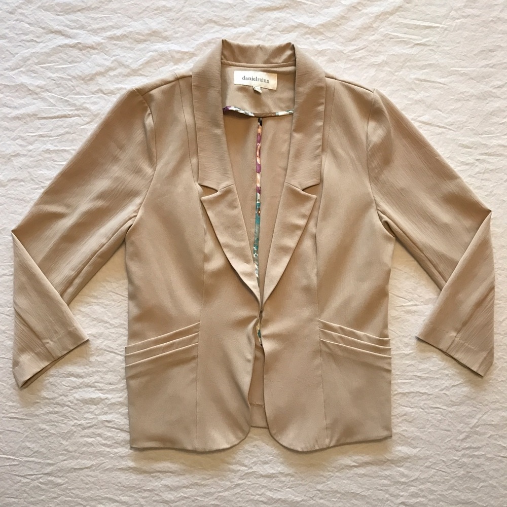 ⚡️SALE⚡️Daniel Rainn Cropped Blazer
