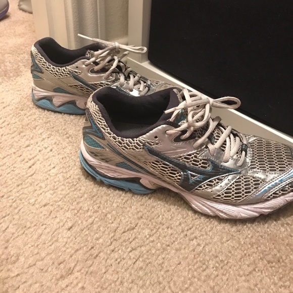 BUNDLE!! Nike and Mizuno running shoes!!! - Picture 3 of 4