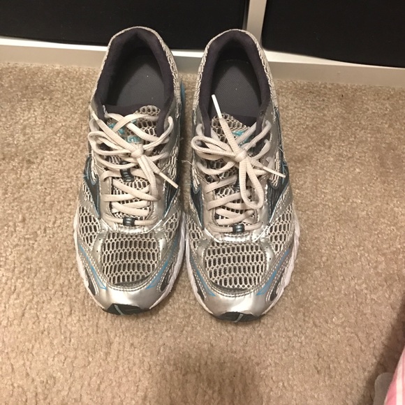 BUNDLE!! Nike and Mizuno running shoes!!! - Picture 4 of 4