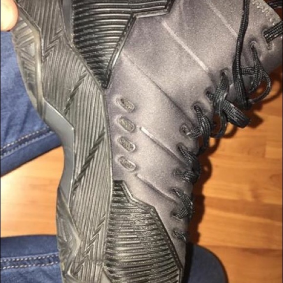 Curry 2.5 size 9 - Picture 2 of 3