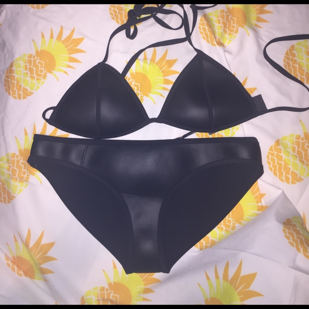 BLACK TRIANGL BATHING SUIT