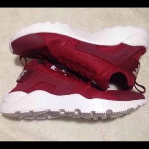Almost brand new WOMENS NIKE HUARACHES!! Size 9