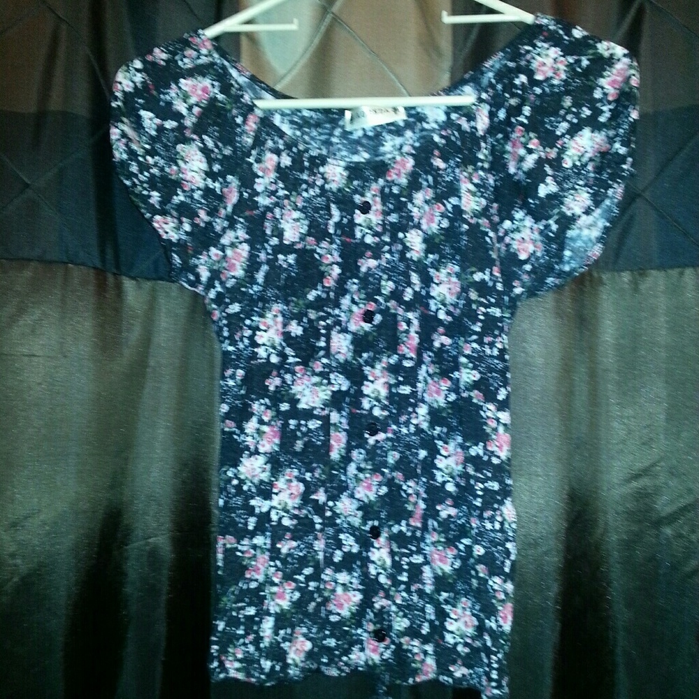 ❌SOLD❌Cute Flower Top/Shirt