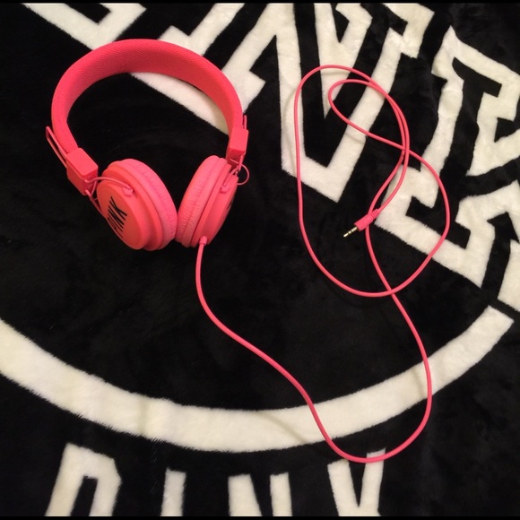 🎀VS PINK headphones🎀 - Picture 3 of 4