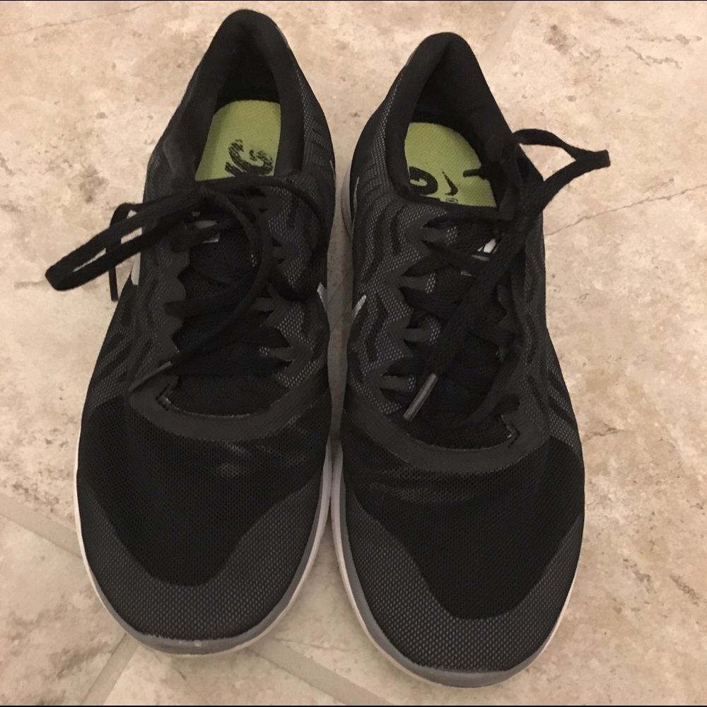 ⚡️ FLASH SALE ⚡️Nike Frees, Size 9