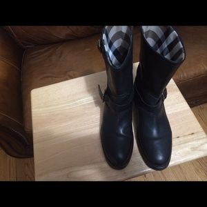 Burberry boot excellent condition