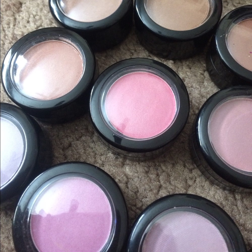 😍NWOT eyeshadow palettes and blush - Picture 2 of 4