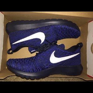 Blue Flyknit roshe