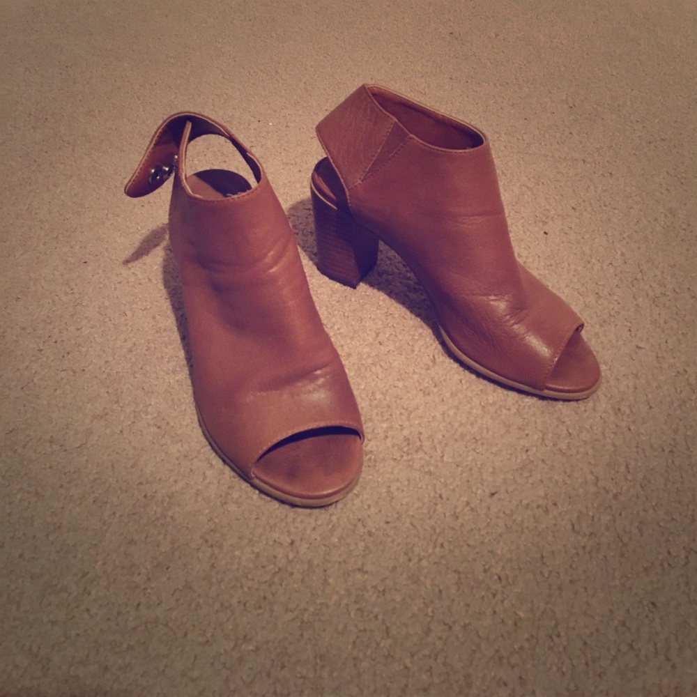 Chic cognac Steve Madden heels