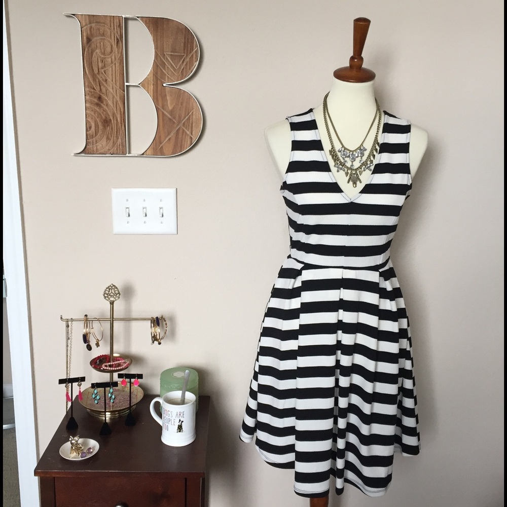 Box Pleat Fit and Flare Boutique Dress - M