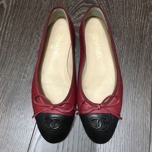 Chanel black/red lambskin cap toe ballerina flats