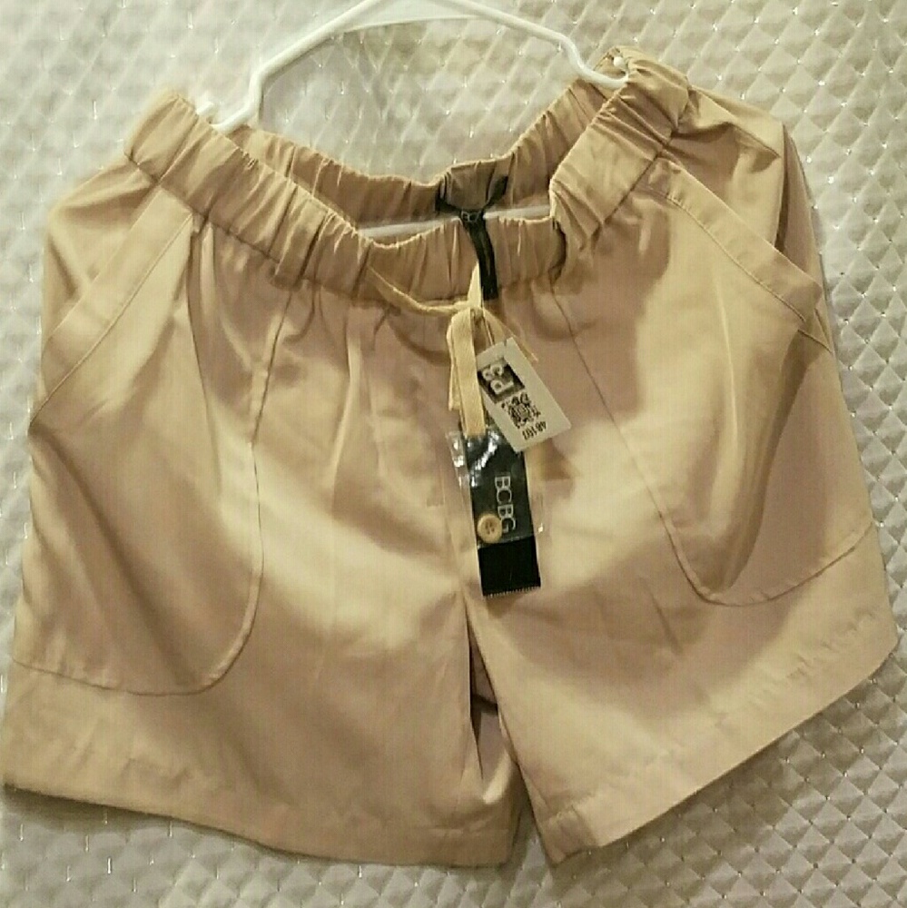 Bcbg NWT size 4 tan shorts