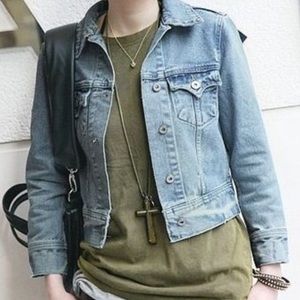 **FLASH SALE!**Cropped denim jacket w faux pockets