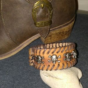 New thick leather band w/skulls adjustable.