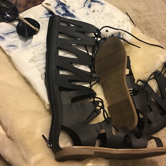 Black  gladiator sandals - Picture 3 of 6
