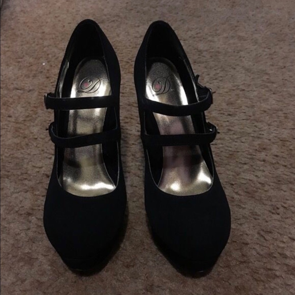 Black heels - Picture 3 of 5