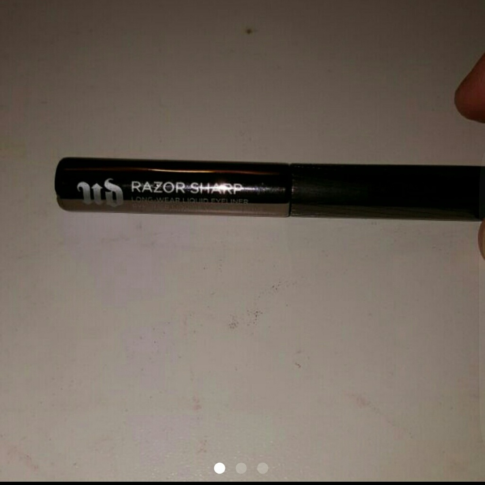 Urban decay razor sharp long wearing liquid eyelnr