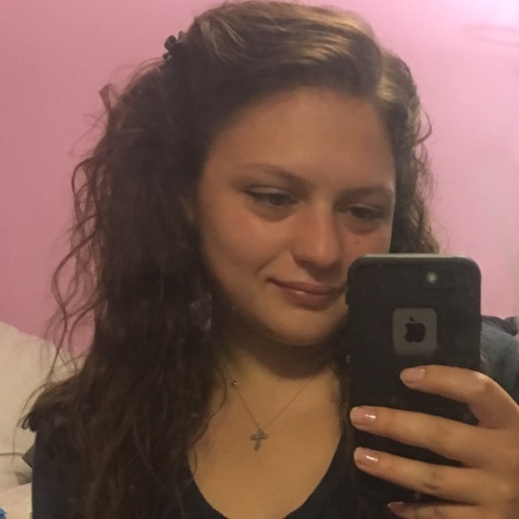 Meet your Posher, Alyssa - Picture 2 of 3