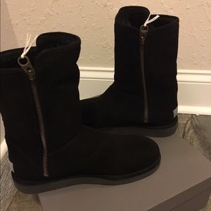 Brand new black Abree uggs!!!