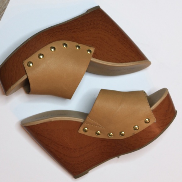 Mark & Maddux Shoes - TAN SLIP ON WEDGE