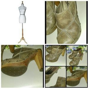 Candies size 6.5 tan leather clogs with heel