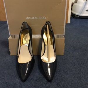Michael Kors navy patent pump shoe
