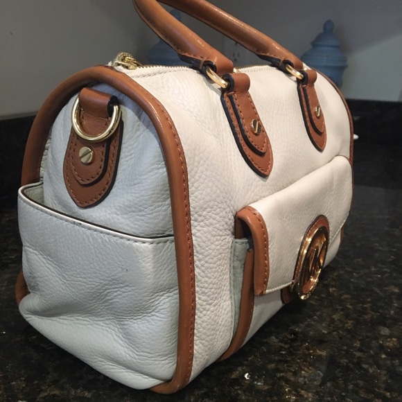 MICHAEL Michael Kors Margo Medium Messenger Bag - Picture 2 of 4