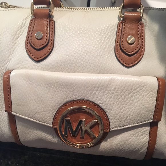 MICHAEL Michael Kors Margo Medium Messenger Bag - Picture 3 of 4