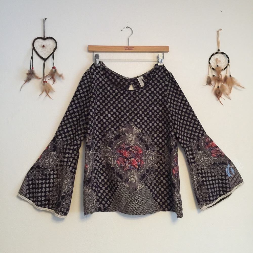 Medium Boho/Bohemian Bell Sleeve Top