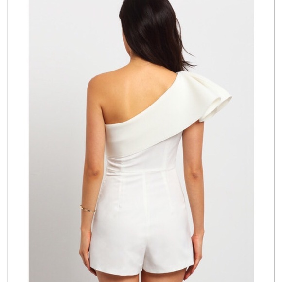 π LAST ONE The "Lizzy" White one shoulder romper - Picture 2 of 3