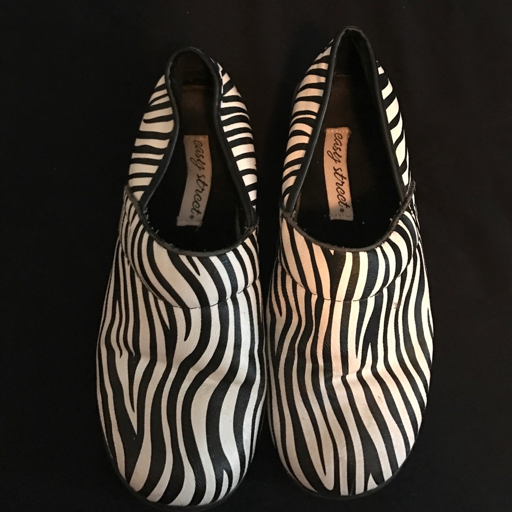 Easy streets zebra clog 👠