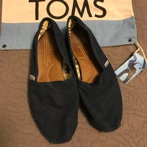Women's Toms size 7