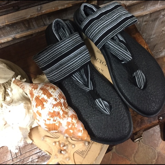 Shoes - Sanuk Yoga sling sandals